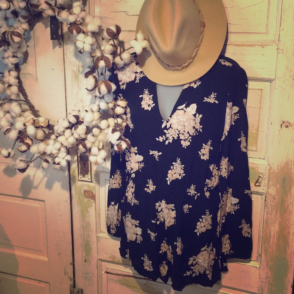 🎃Aeropostale Romper size Medium- NWT